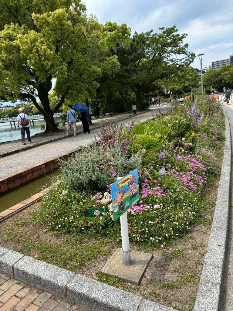 園路沿いに咲く紫とピンクの花々